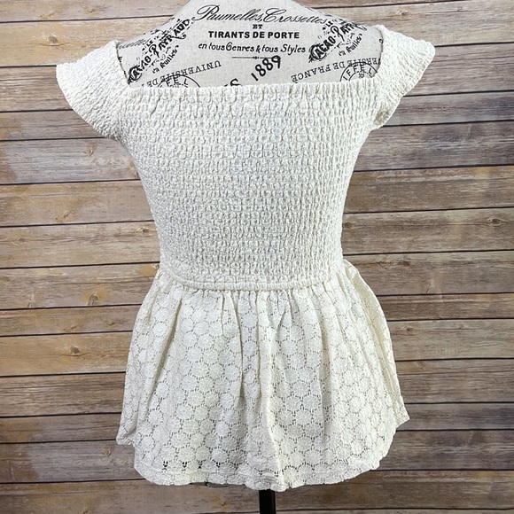NWOT Hollister smocked top - Picture 4 of 6